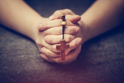 modlitwa za zmarlego tate Modlitwa za zmarłego tatę. Jakie słowa mogą pomóc w radzeniu sobie z żałobą?