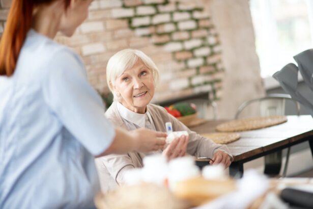 pielegniarka srodowiskowa dla seniora Pielęgniarka środowiskowa dla seniora. Komu przysługuje i jak załatwić formalności? Praktyczny poradnik dla pacjenta
