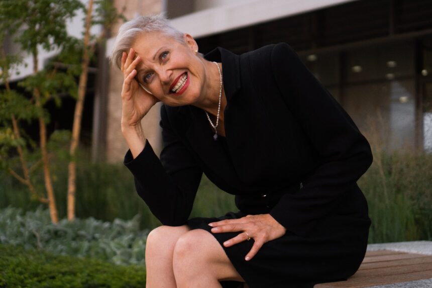 sukienka na wesele dla 50 latki Sukienka na wesele dla 50-latki. Jak prezentować się pięknie i elegancko na przyjęciu?