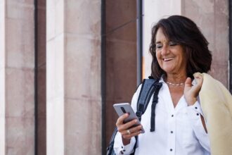 modna sukienka dla 50 latki Modna sukienka dla 50-latki nie musi być nudna. Jak prezentować się stylowo w każdym wieku?