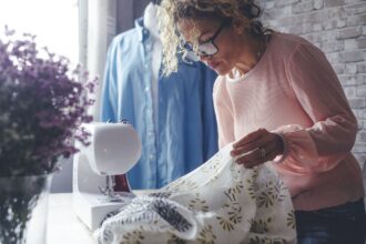 czego nie nosic po 50 Czego nie nosić po 50? Modowe faux pas, których nie powinny popełniać dojrzałe panie