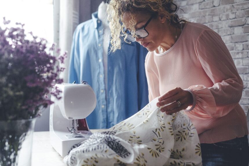 czego nie nosic po 50 Czego nie nosić po 50? Modowe faux pas, których nie powinny popełniać dojrzałe panie