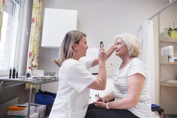 objawy zacmy u seniora Objawy zaćmy u seniora. Jak zadbać o wzrok i zapobiec poważnym konsekwencjom?