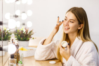 dba o skore twarzy za pomoca kremu nawilzajacego p Naturalne Kosmetyki dla wrażliwej skóry: Rozwiązania i Porady