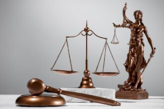 martwa natura z waga sprawiedliwosci min Radca prawny czy adwokat prawa pracy? Jak znaleźć prawnika w tym zakresie?