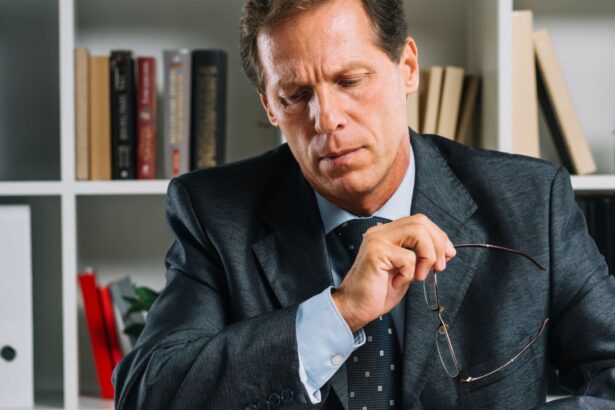 serious mature lawyer reading document desk courtr Proces działu spadku - kiedy i jak skorzystać z pomocy adwokata?