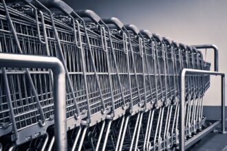 shopping carts 1275480 1280 Zakupy hurtowe - jak oszczędzać na produktach spożywczych dla firmy?