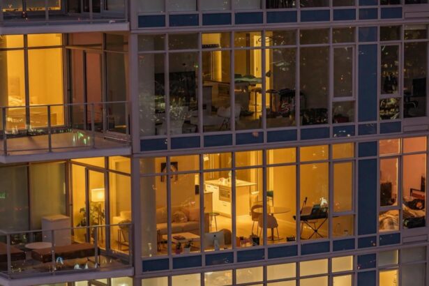 sasiedzi Głośni sąsiedzi - jak poradzić sobie z hałasem za ścianą