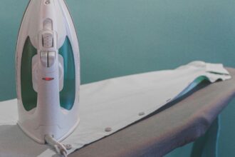 filip mroz gma1zfs3 6e unsplash Dlaczego warto zainwestować w pokrowiec na deskę do prasowania?