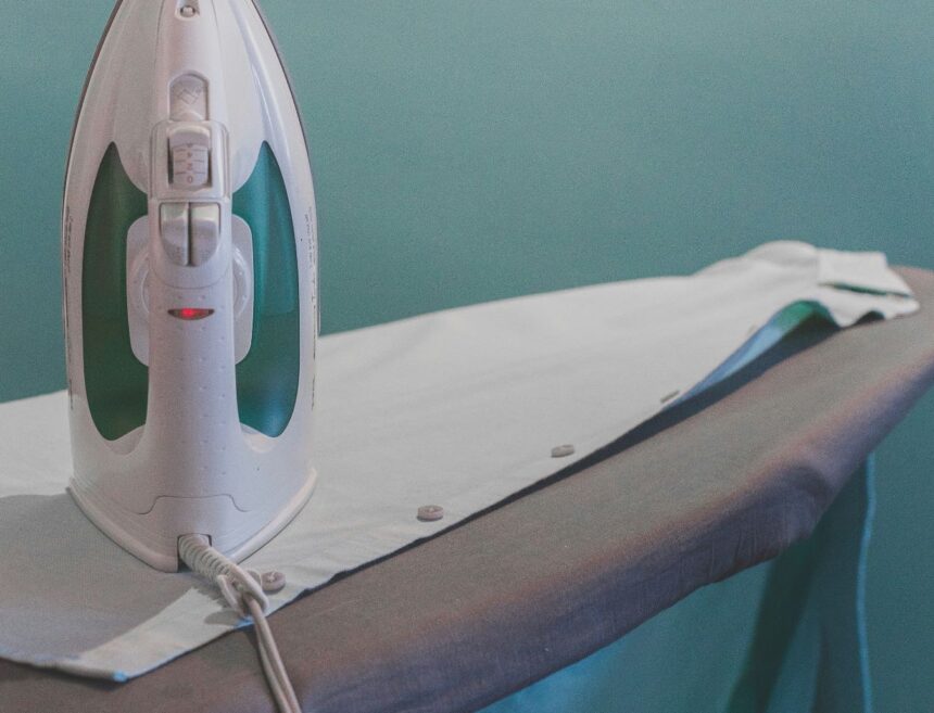 filip mroz gma1zfs3 6e unsplash Dlaczego warto zainwestować w pokrowiec na deskę do prasowania?