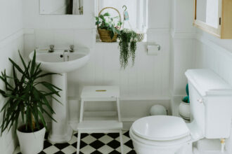 bezkolnierzykowa miska wc Dlaczego warto wybrać bezkołnierzykową miskę WC?